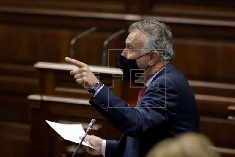 El presidente del Gobierno de Canarias, Ángel Víctor Torres, este martes en el pleno del Parlamento (Foto EFE / Ramón de la Rocha)